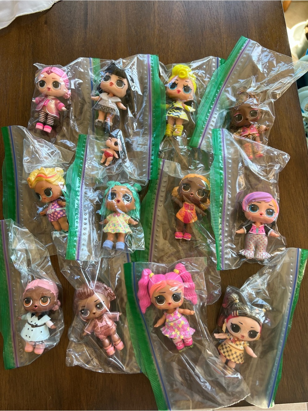 12 L.O.L. Surprise Dolls